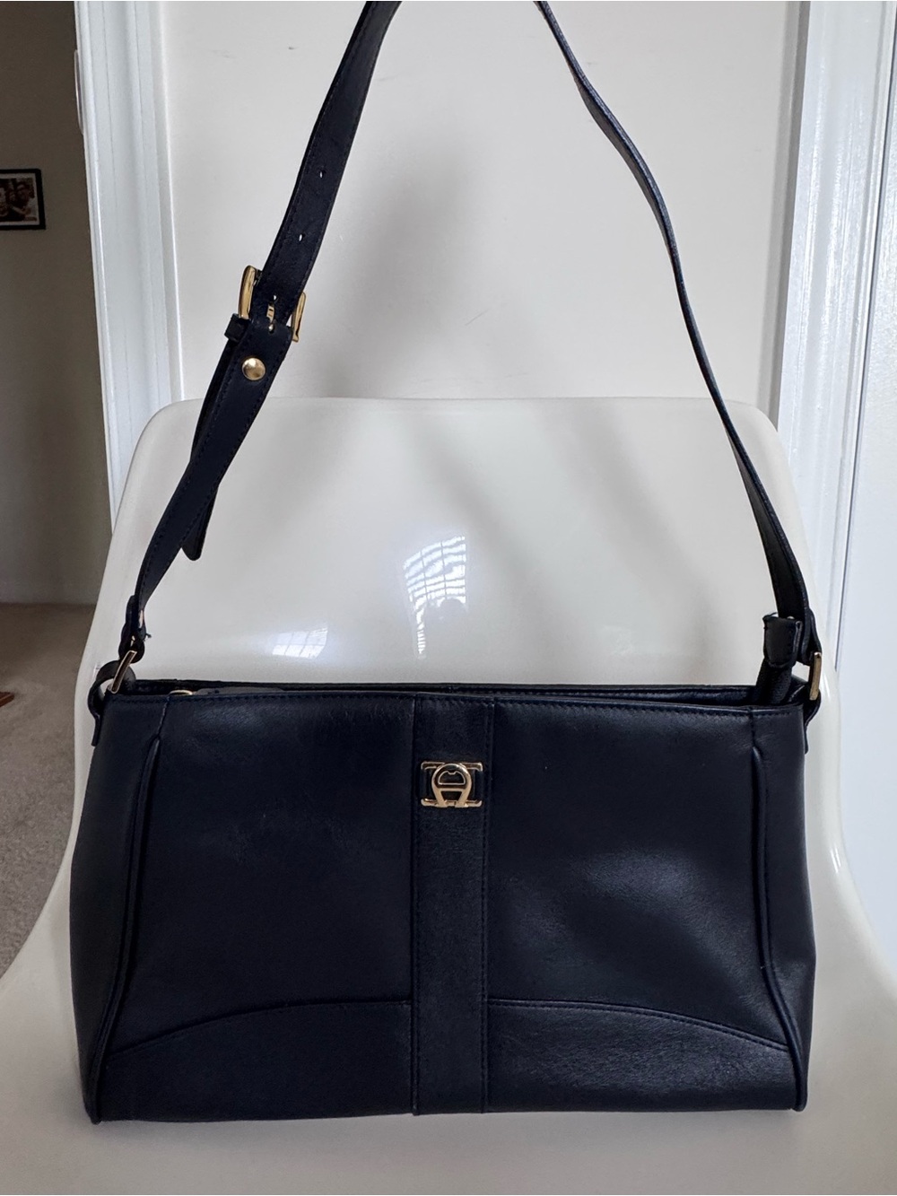 Etienne Aigner Black Leather Shoulder Bag Gold Hardware Minimalist Vintage Chic - Picture 2 of 15